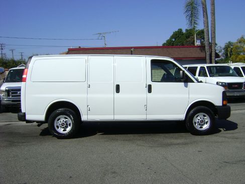 Used 2009 GMC Savana 3500 image 2