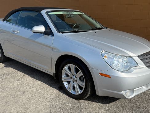 Used 2010 Chrysler Sebring Touring Convertible FWD image 2