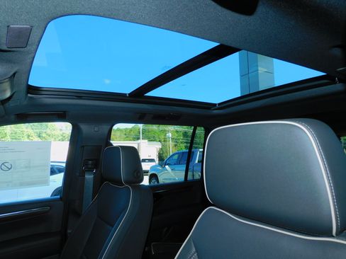 New 2026 Chevrolet Suburban Premier image 4