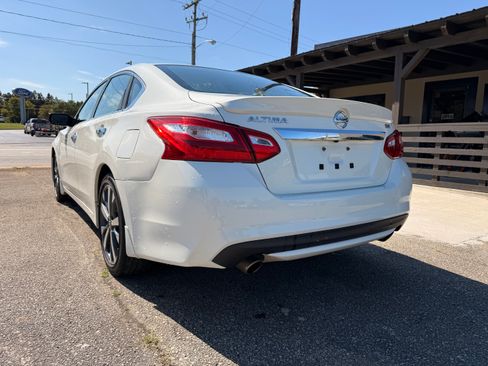 Used 2016 Nissan Altima image 4