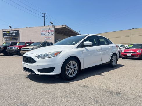 Used 2018 Ford Focus SE Sedan FWD image 3