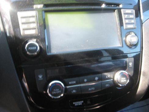 Used 2016 Nissan Rogue SL image 11