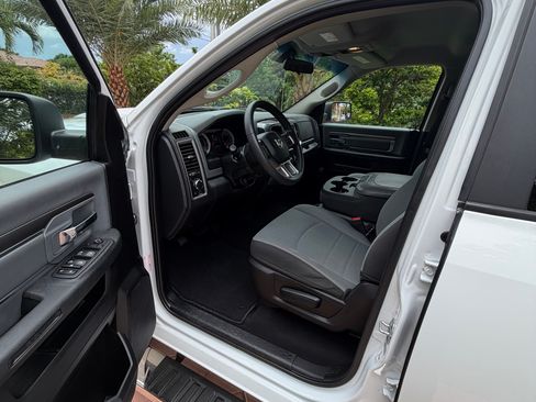 Used 2021 RAM 1500 4x4 Crew Cab Classic SLT image 8