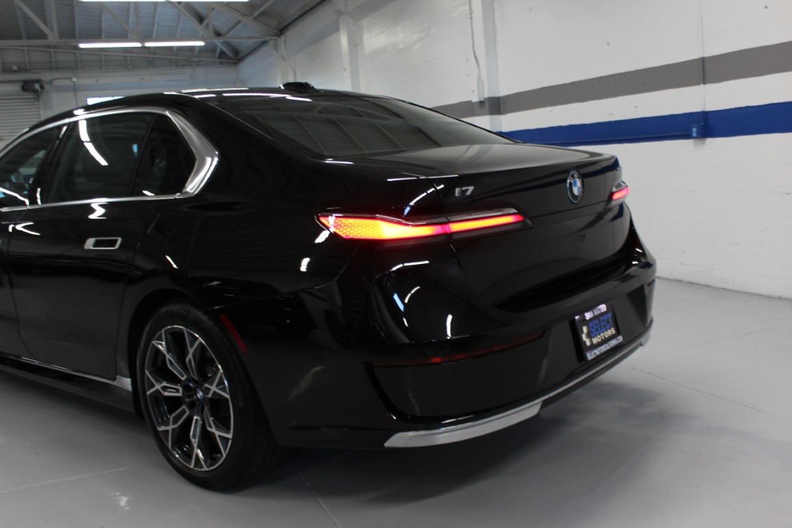 Used 2024 BMW i7 xDrive60 AWD/4WD image 11