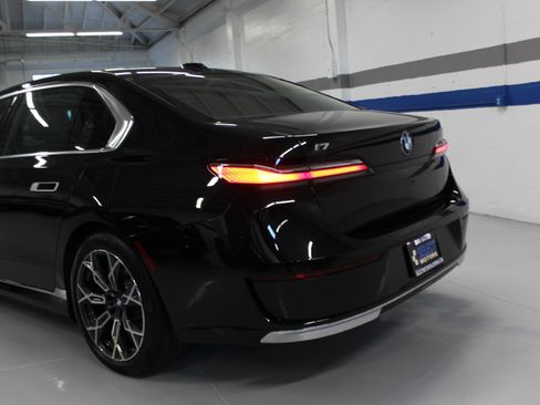 Used 2024 BMW i7 xDrive60 AWD/4WD image 11