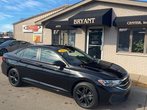 Used 2023 Volkswagen Jetta SE image 2