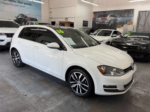 Used 2016 Volkswagen Golf 4-Door FWD image 2