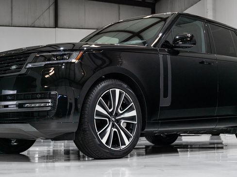 Used 2025 Land Rover Range Rover SE image 25