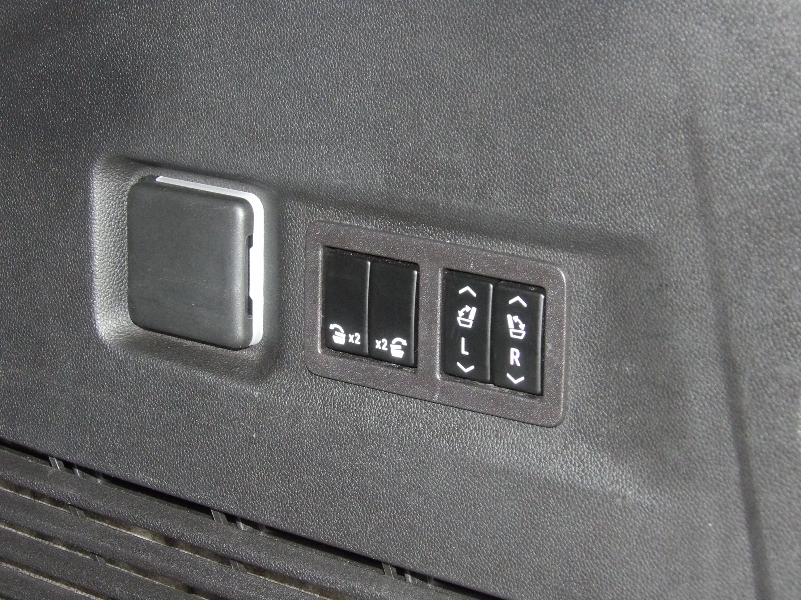 Used 2024 GMC Yukon XL 2WD SLT image 37