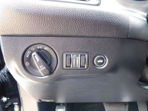 Used 2022 Dodge Challenger SXT RWD image 10