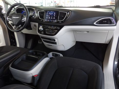 Used 2020 Chrysler Pacifica Touring image 4