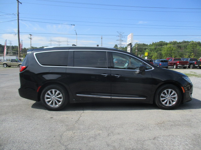 Used 2018 Chrysler Pacifica Touring-L FWD image 5