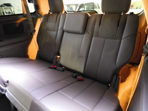 Used 2011 Chrysler Town & Country Limited image 11