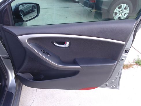 Used 2017 Hyundai Elantra GT image 11