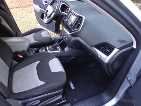 Used 2014 Jeep Cherokee Sport image 9