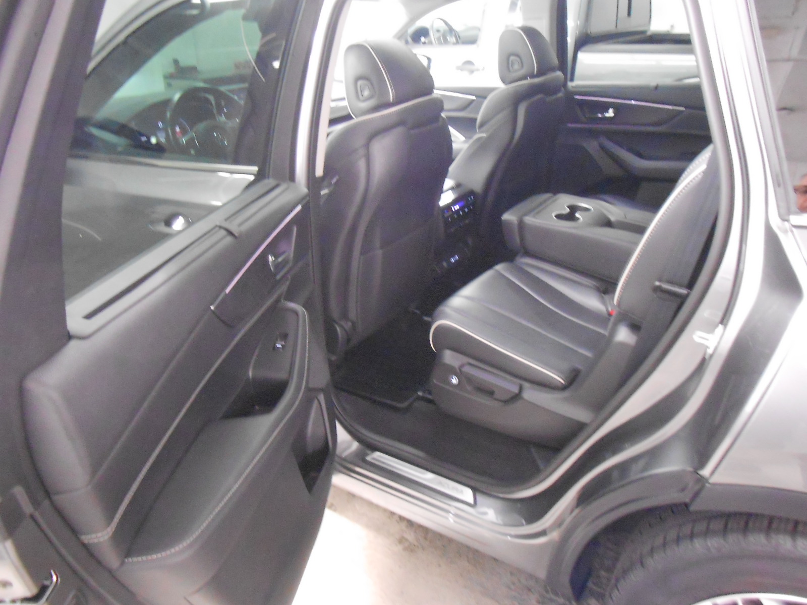 Used 2023 Acura MDX SH-AWD w/ Advance Package image 12