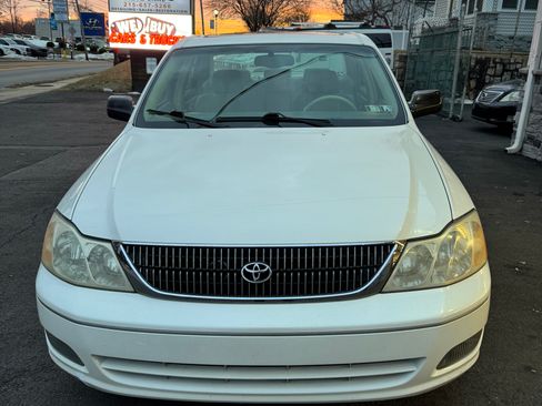 Used 2001 Toyota Avalon XLS image 2