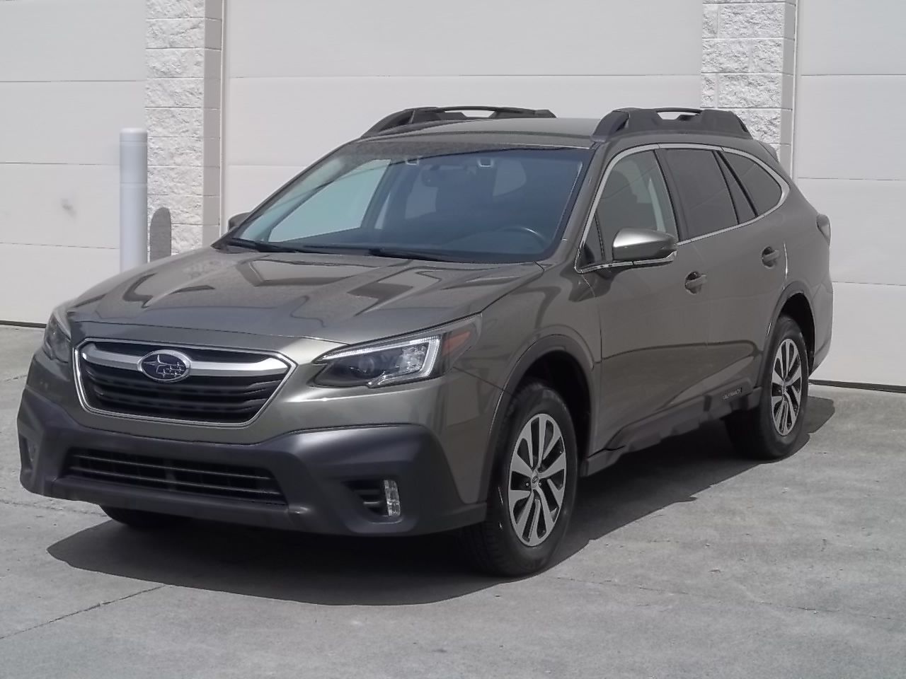 Used 2020 Subaru Outback Premium AWD/4WD image 1