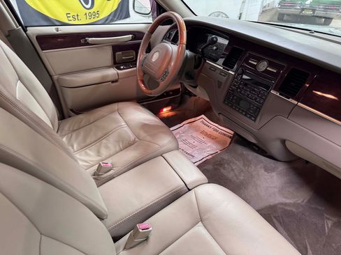 Used 2004 Lincoln Town Car Ultimate image 17
