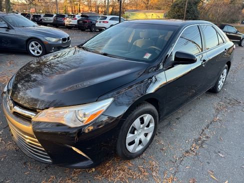 Used 2015 Toyota Camry LE image 1