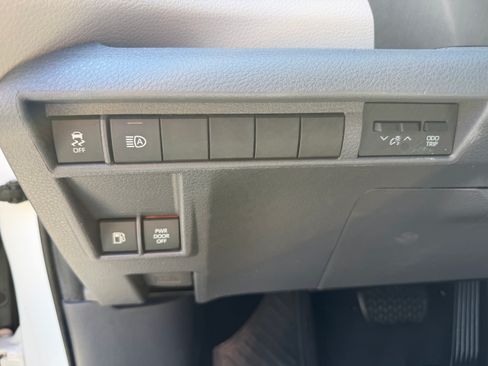 Used 2022 Toyota Sienna LE 8-Passenger FWD image 6
