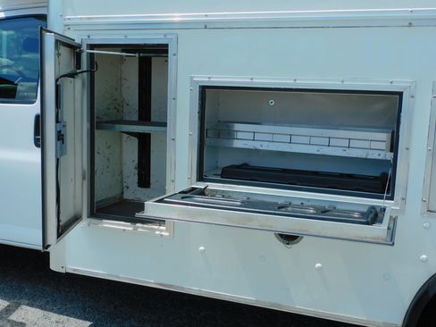 Used 2022 Chevrolet Express 3500 UNAVAIL RWD image 10