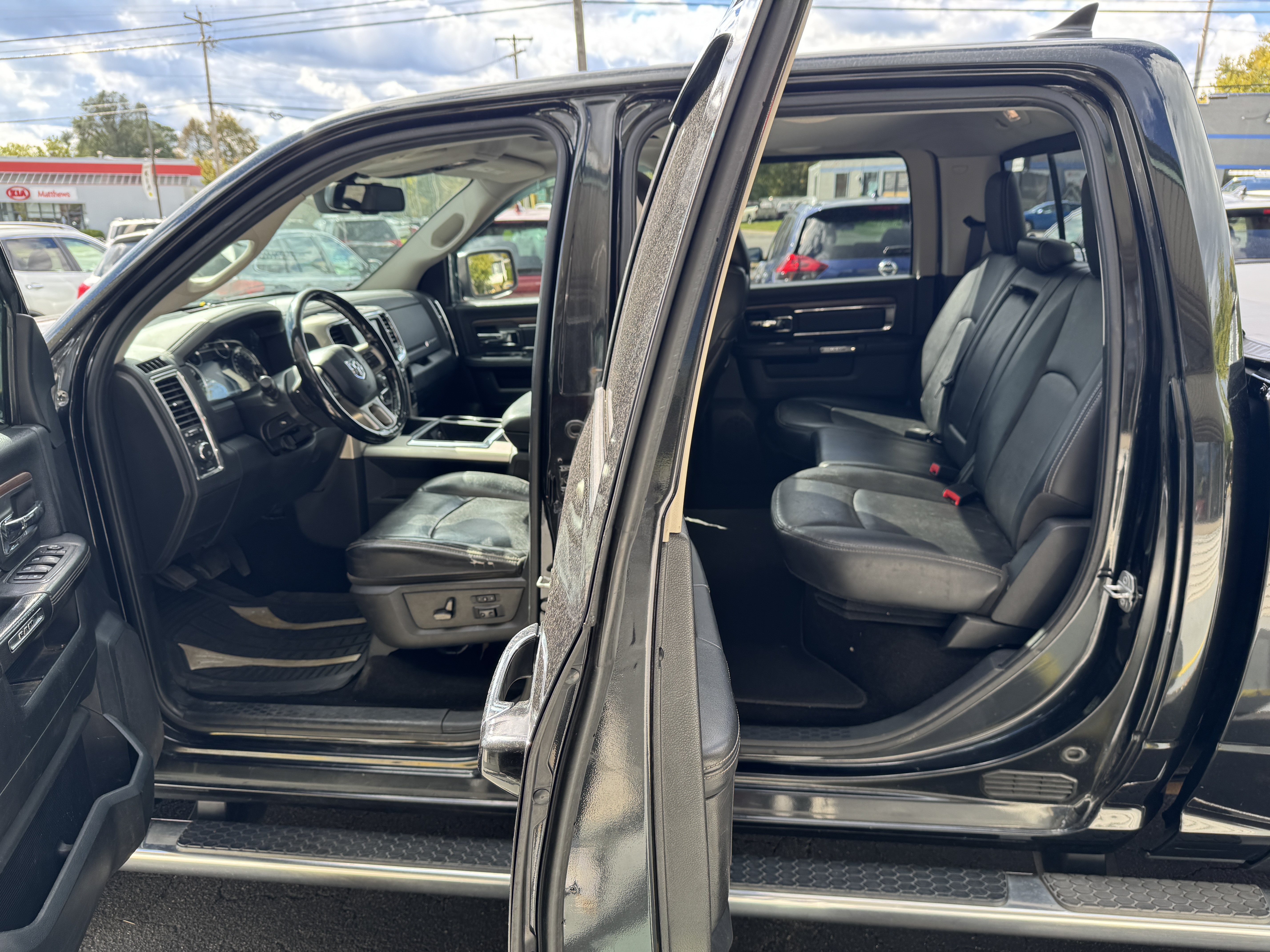 Used 2015 RAM 1500 4x4 Crew Cab Laramie image 14