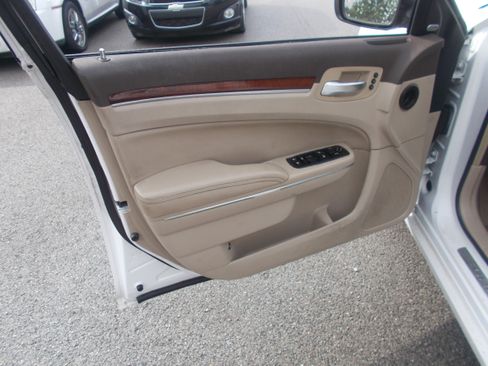 Used 2011 Chrysler 300 Limited RWD image 5