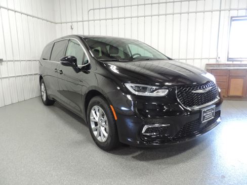 Used 2024 Chrysler Pacifica Touring-L AWD image 10