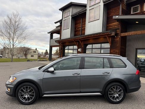 Used 2017 Volkswagen Golf Alltrack image 2