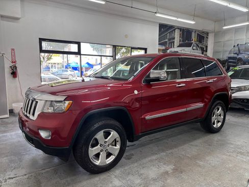 Used 2011 Jeep Grand Cherokee Limited image 2