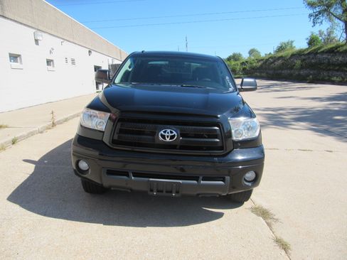 Used 2010 Toyota Tundra 4x4 CrewMax image 3