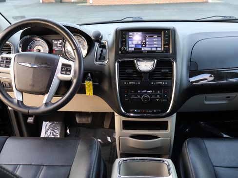 Used 2016 Chrysler Town & Country Touring image 16