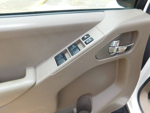 Used 2018 Nissan Frontier 2WD Crew Cab image 10