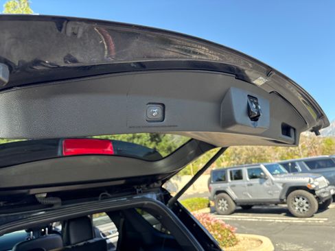 Used 2016 Ford Explorer XLT image 19