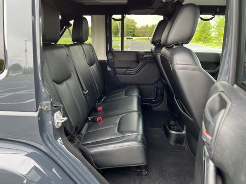 Used 2017 Jeep Wrangler 4WD Unlimited Sahara image 13