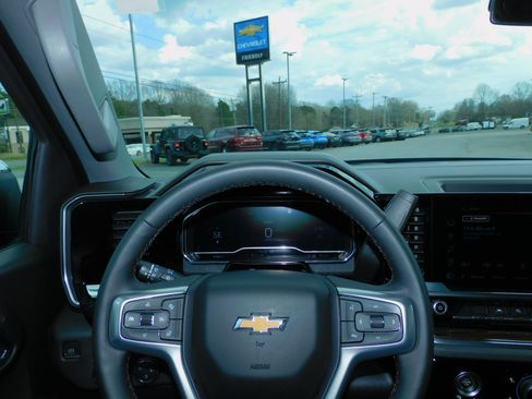 Used 2023 Chevrolet Silverado 1500 LT image 2