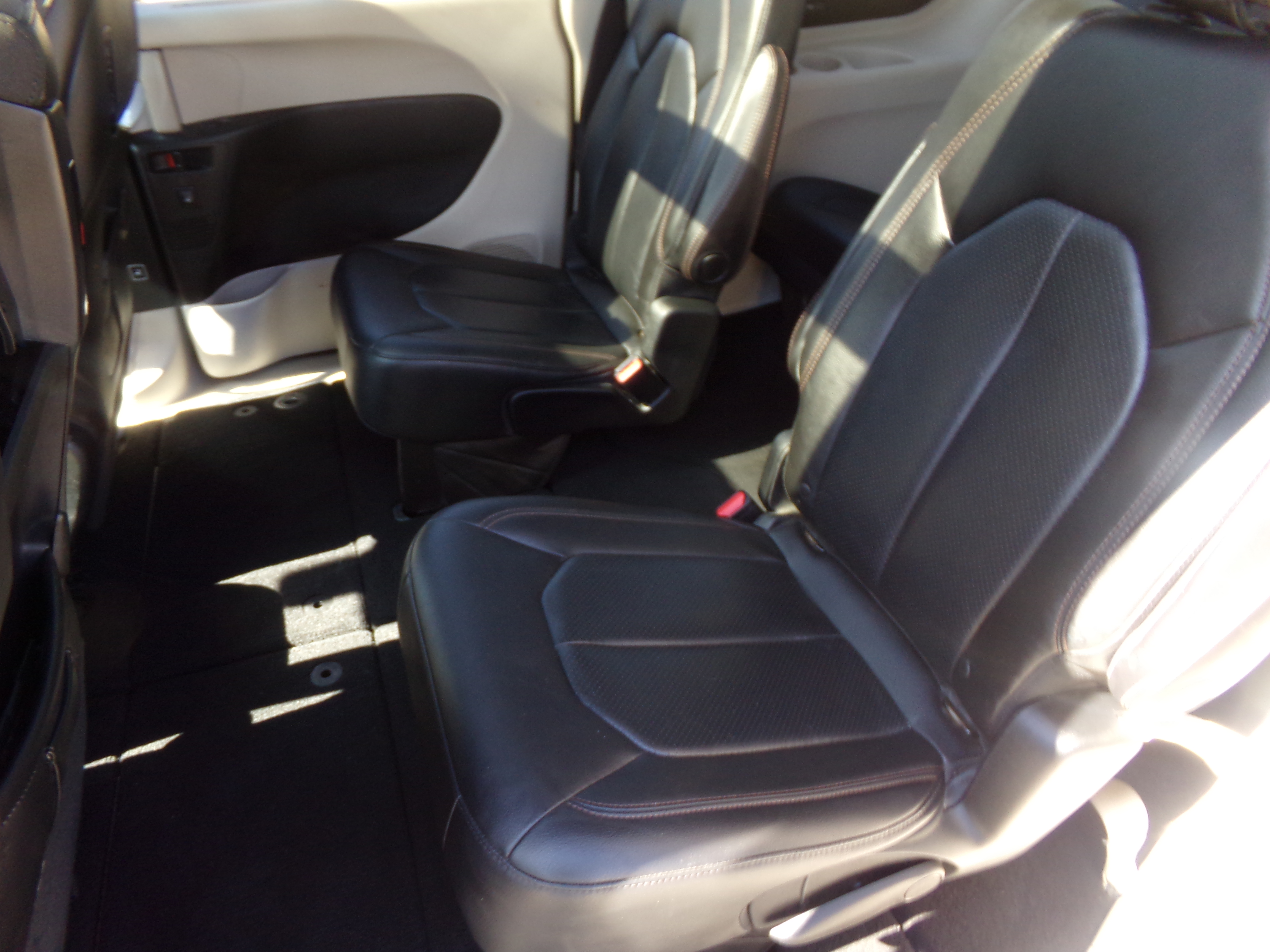 Used 2018 Chrysler Pacifica Touring-L Plus FWD image 12