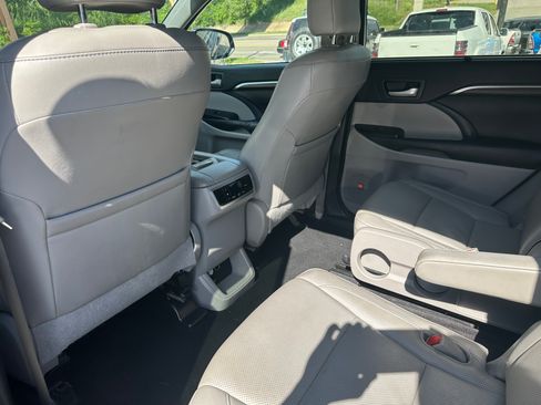 Used 2016 Toyota Highlander Limited image 13