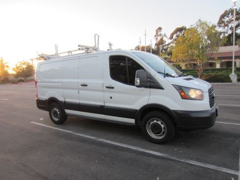 Used 2018 Ford Transit 150 XLT image 1
