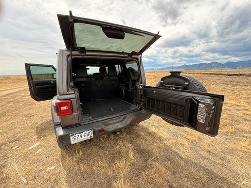 Used 2018 Jeep Wrangler 4WD Unlimited Sahara image 12