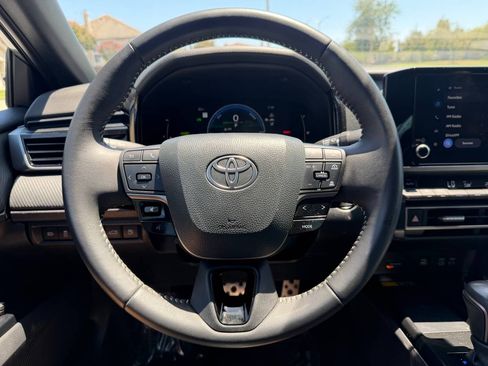 Used 2025 Toyota Camry Hybrid FWD image 11