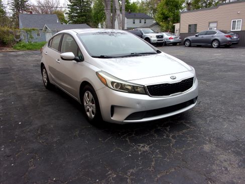 Used 2018 Kia Forte LX Sedan FWD image 3