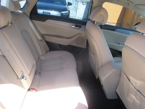 Used 2017 Hyundai Sonata SE Sedan 4D FWD image 9