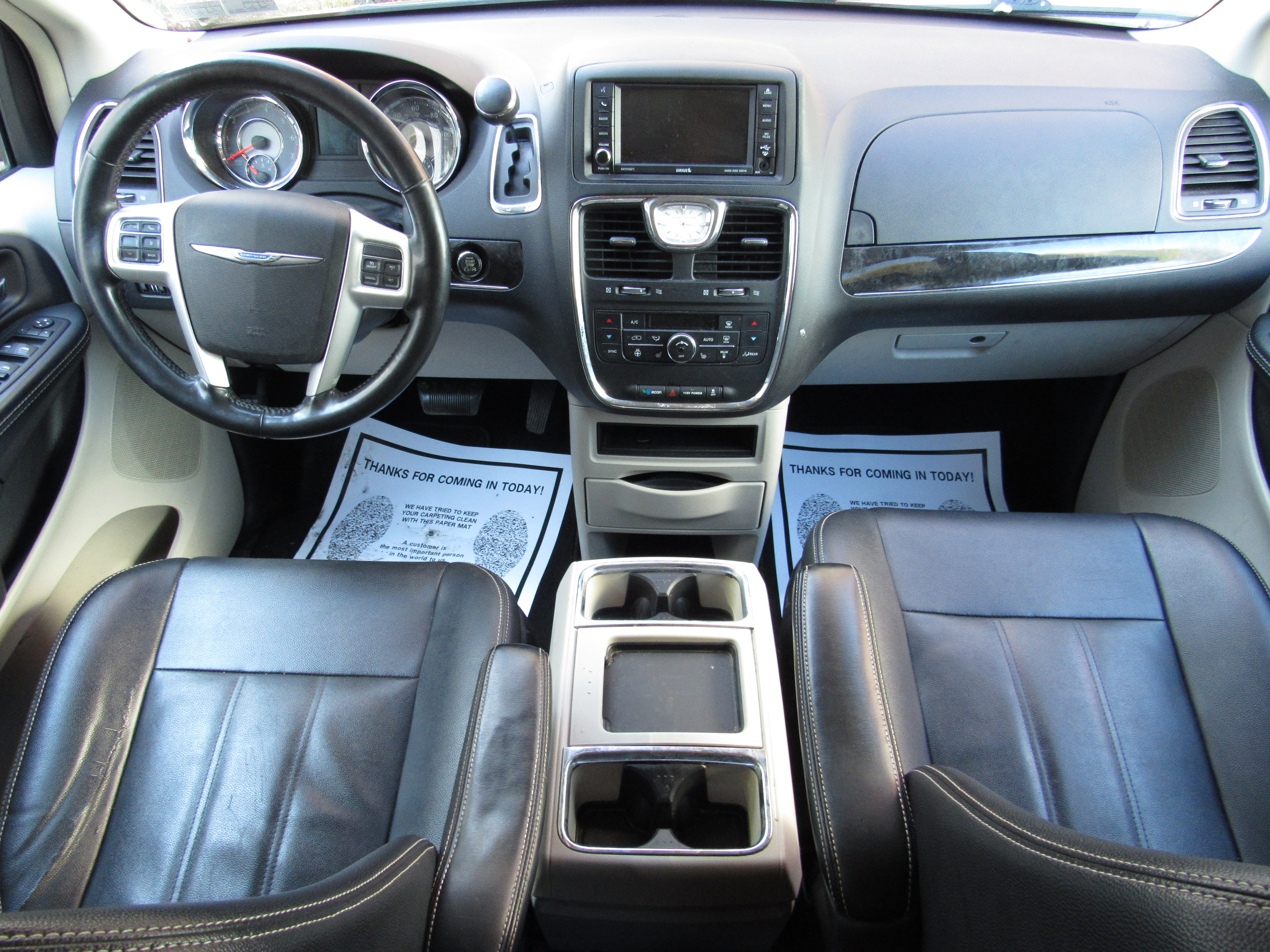 Used 2015 Chrysler Town & Country Touring FWD image 20