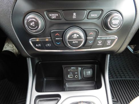 Used 2018 Jeep Cherokee FWD Limited image 19