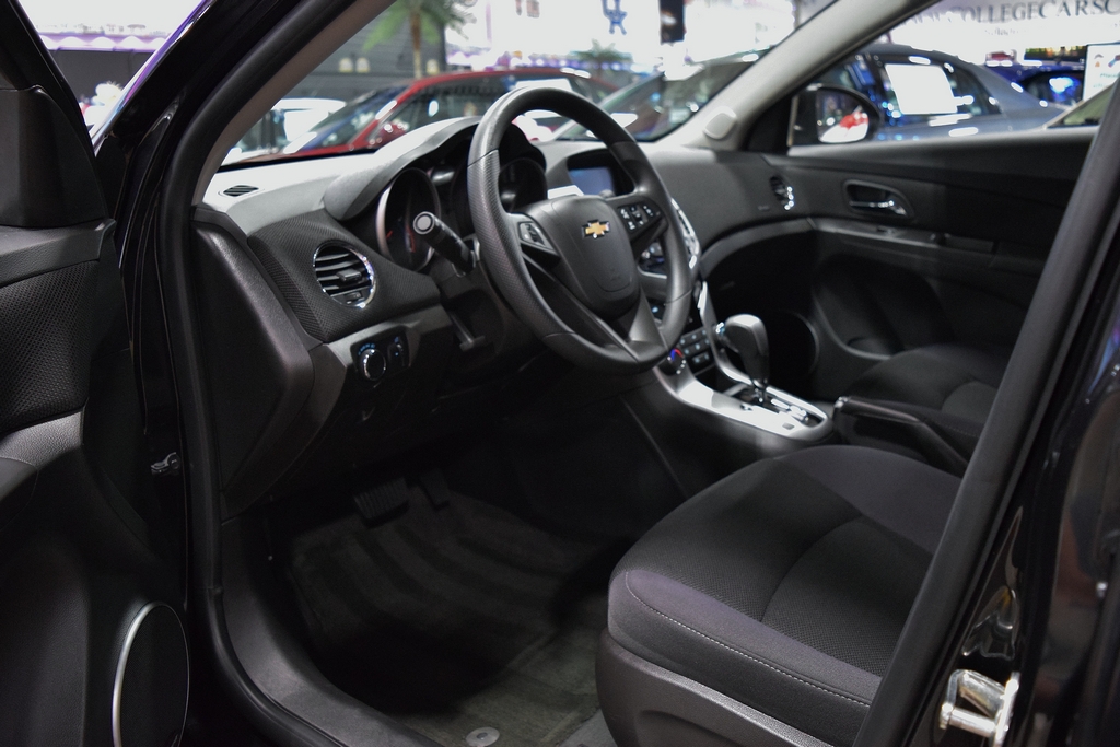 Used 2015 Chevrolet Cruze LT FWD image 17