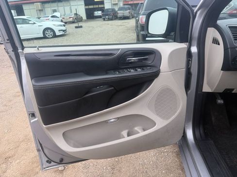 Used 2017 Dodge Grand Caravan SE image 7