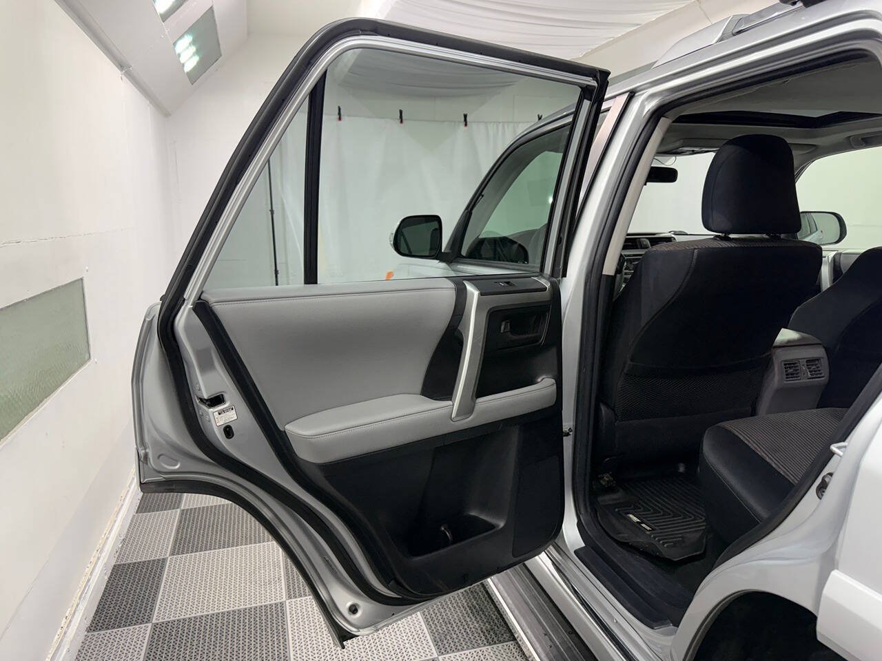 Used 2011 Toyota 4Runner SR5 w/ Convenience Pkg AWD/4WD image 28