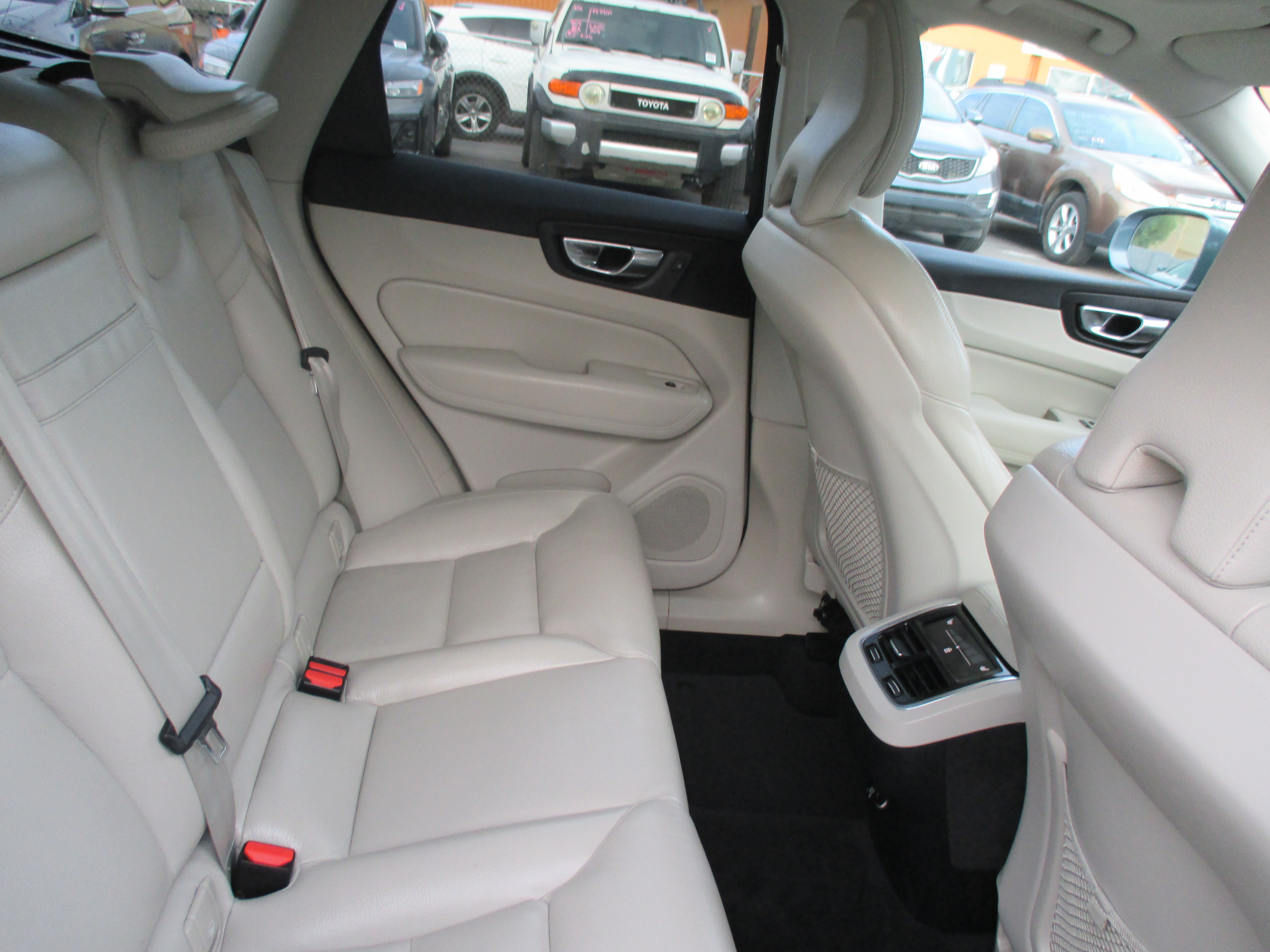 Used 2019 Volvo XC60 AWD T5 Inscription image 16